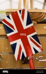 decorative-garden-spade-with-union-jack-flag-painted-on-it-D7E4MG.jpg
