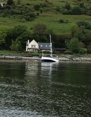 Yacht_ashore_Lochranza.jpg