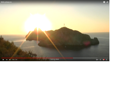 The sun in the lens of the Palagruza lighthouse.png