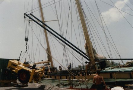 Atlantic Clipper - Heavy Lift at St Vincent.jpg