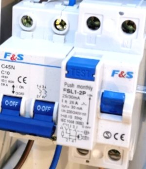 Screenshot_20251221_190601_Amazon Photos.jpg