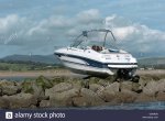 boat-stuck-on-rocks-G9GRD6.jpg